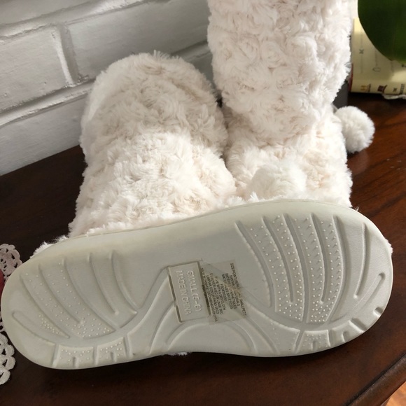 FUZZY BOOTY SLIPPERS - Picture 13 of 13